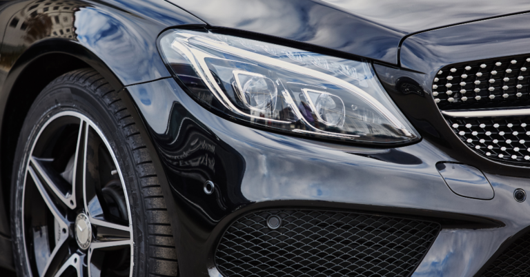 avant d'une mercedes haut de gamme