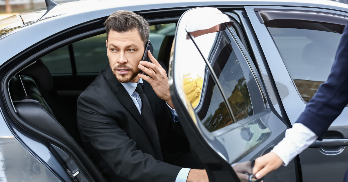 homme d'affaire qui sort d'une voiture