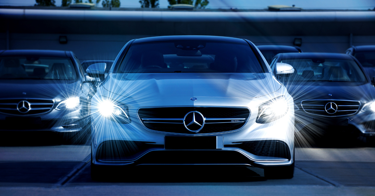 plusieurs mercedes sur un parking