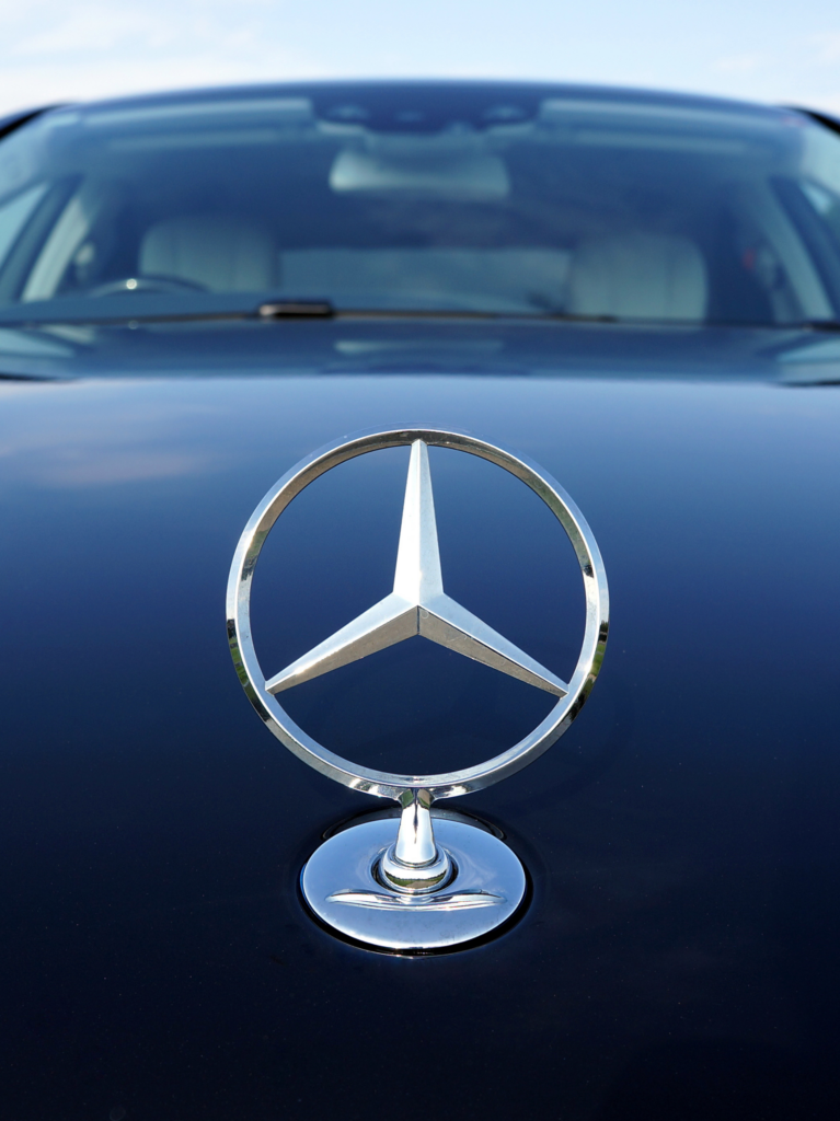 zoom sur le logo mercedes d'une voiture