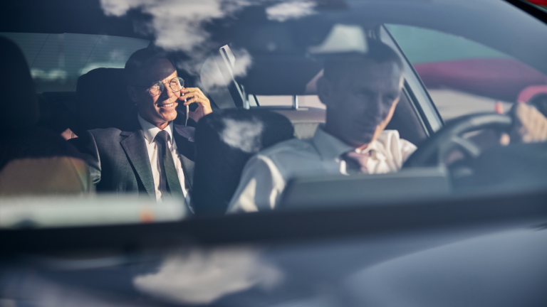 homme d'affaire conduit par un chauffeur privé sur le tarmac d'un aéroport