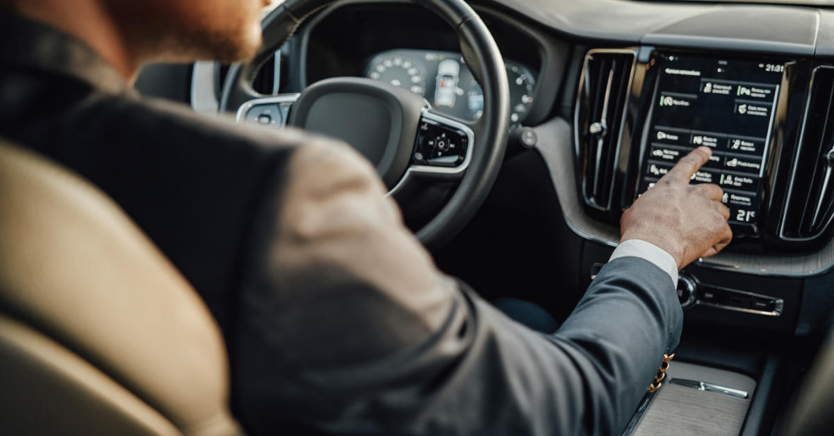 chauffeur prive avec des gants qui conduit